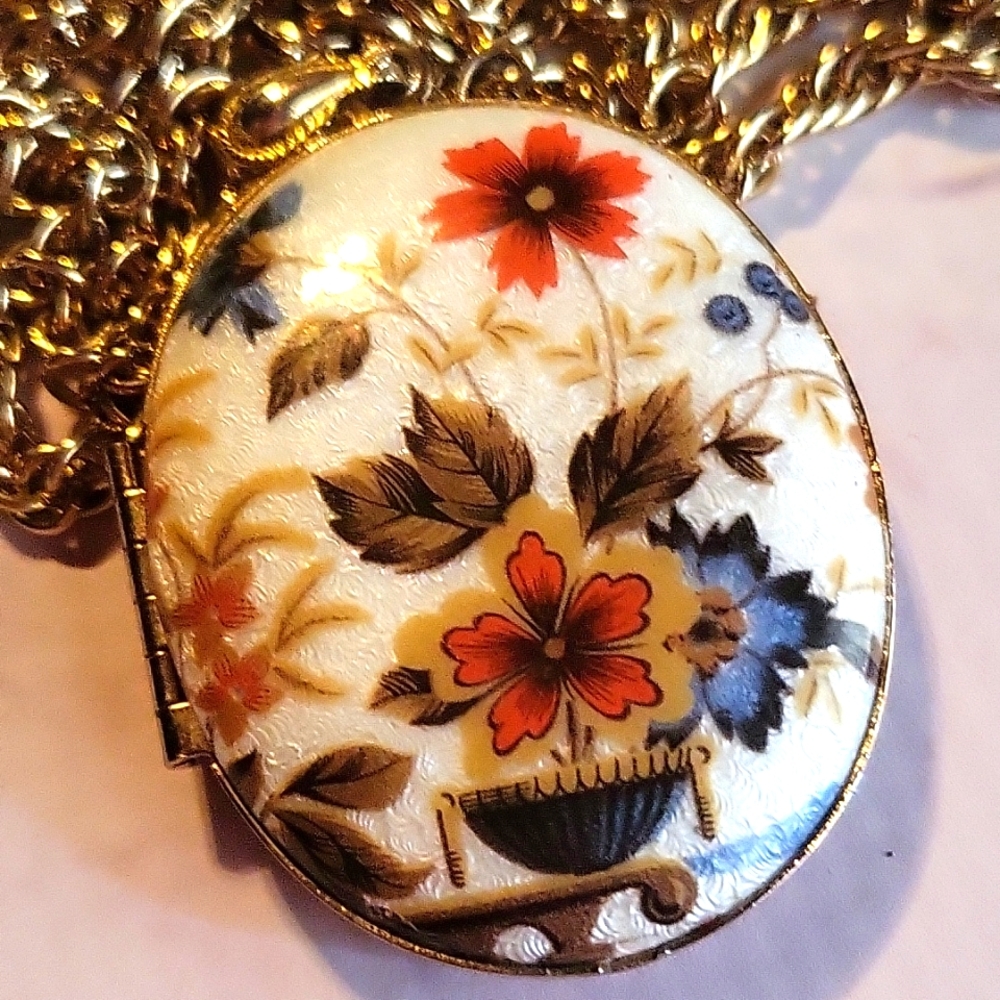 Vintage SarahCoventry locket and necklace. 23 inch chain. Stunning fall colors